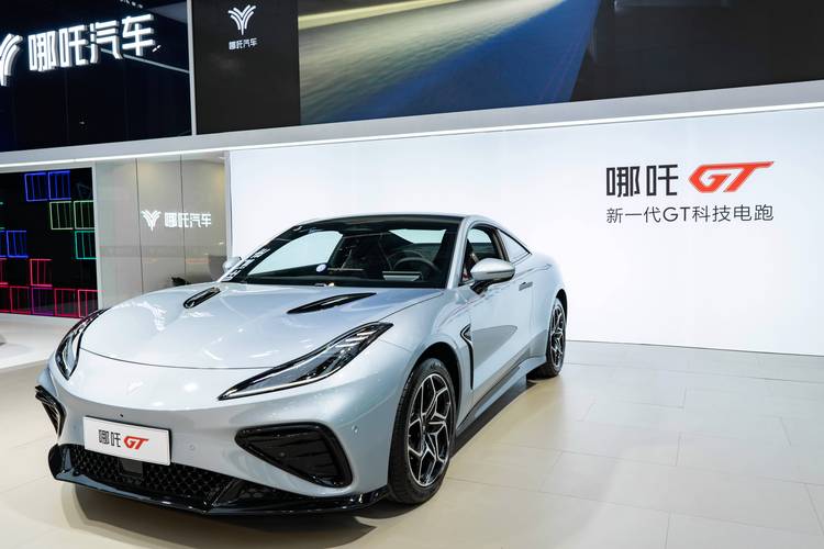 惠州64哪吒汽车在智能汽车领域的表现，领途汽车在新能源汽车市场中的影响力